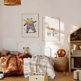 Tableau encadré avec dinosaure au long cou en beige, terracotta et gris, sur fond clair, avec style enfantin, formes douces et aspect texturé. Disponible sur kudeko.com