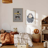 Wandbild mit kindlichem Seehund im Matrosenlook, gestreiftem Oberteil in Marineblau, cremefarbener Mütze, rosigen Wangen, hellem Hintergrund und Illustrationsstil. Erhältlich auf kudeko.com
