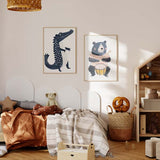 Wandbild für Kinder mit Krokodil in Dunkelblau und Weiß, dekorativen Punkten, länglicher Silhouette und hellem Hintergrund, in einem klaren kindgerechten Stil. Erhältlich auf kudeko.com