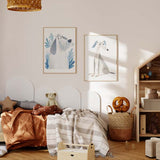 Cuadro con perro blanco de hocico azul, orejas grises y hojas azules alrededor, sobre fondo claro, de estilo infantil. Disponible en kudeko.com