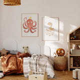 Wandbild mit beigem Baby-Dinosaurier aus einem gesprenkelten Ei, vor weißem Hintergrund, in Sand- und Cremetönen, mit kindlichem Stil für Babyzimmer oder Kinderzimmer. Erhältlich auf kudeko.com