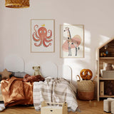 Cuadro de pulpo infantil coral con ojos grandes, tentáculos curvos, ventosas gris verdoso, fondo blanco y estilo infantil alegre. Disponible en kudeko.com