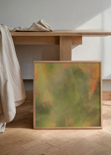 Quadratisches Wandbild mit abstrakter Komposition aus organischen Formen in Olivgrün, Beige, sanftem Senfgelb und gedämpftem Korall, im ausgewogenen zeitgenössischen Stil. Erhältlich auf kudeko.com