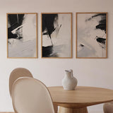 Cuadro con composición abstracta en blanco, gris suave y negro, con manchas amplias, líneas sueltas y fuerte contraste visual de estilo abstracto. Disponible en kudeko.com