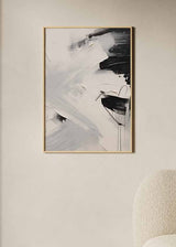 Cuadro con composición abstracta en blanco, gris suave y negro, con manchas amplias, líneas sueltas y fuerte contraste visual de estilo abstracto. Disponible en kudeko.com