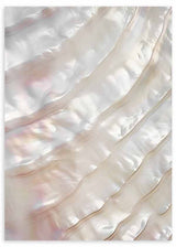 Abstraktes Wandbild mit perlmuttartiger Oberfläche, sanften Wellen, perlenden Reflexen, Weiß, Creme, Beige und zarten Rosatönen in einem ruhigen, klaren Stil. Erhältlich auf kudeko.com