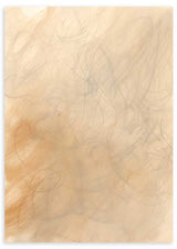 Quadro emoldurado com composição abstrata de linhas orgânicas finas sobre fundo bege areia, nuances suaves em tom torrado e estilo abstrato sereno para decoração de parede contemporânea. Disponível em kudeko.com