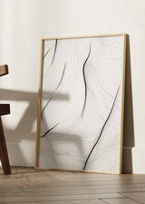 Cuadro de líneas negras curvas sobre fondo blanco con finos trazos grises entrelazados, composición abstracta de estilo minimalista. Disponible en kudeko.com