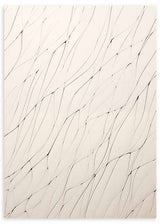 Tableau avec fines lignes noires organiques sur fond ivoire clair, composition abstraite légère, épurée et calme au style contemporain pour décoration murale. Disponible sur kudeko.com