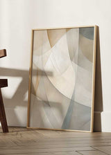 Wandbild mit abstrakter Komposition aus transluzenten, überlagerten Kurven in Beige, Perlgrau, Off-White und Graublau, im ausgewogenen geometrischen Stil für helle Wohnräume. Erhältlich auf kudeko.com
