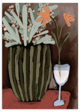 Tableau avec vase cannelé vert olive, branches vert clair, petites fleurs roses, deux fleurs orange, verre blanc, fond brun et style floral contemporain. Disponible sur kudeko.com