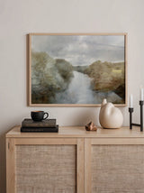 Horizontales Wandbild mit Flusslandschaft zwischen verschwommenen Bäumen und sanften Hügeln in Beige, Braun, Grau und Weiß, im Natur- und Landschaftsstil gestaltet. Erhältlich auf kudeko.com