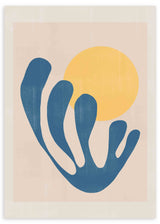 Quadro com forma orgânica azul de contornos curvos, grande círculo amarelo, fundo bege suave e composição abstrata de estilo contemporâneo. Disponível em kudeko.com