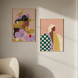 Cuadro ilustrado colorido con retrato femenino moderno y vestimenta geométrica, obra de Bea Muller, kudeko.com