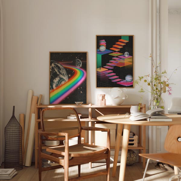 Set aus zwei gerahmten Wandbildern mit Weltraumszenen, Neon-Regenbogen, Planeten, schwebenden Treppen, schwarzem Sternenhintergrund und geometrischer Komposition im retrofuturistischen Stil. Erhältlich auf kudeko.com
