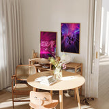 Quadro pop art com figuras renascentistas a dançar numa pista com luzes néon, cores marcantes e ambiente decorativo contemporâneo. Disponível em kudeko.com