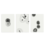 Conjunto de tres cuadros minimalistas en blanco y negro con diseños abstractos de tinta japonesa, kudeko.com