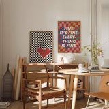Cuadro con fondo de ilusión óptica en colores vibrantes y la frase "FINE. IT'S FINE. EVERYTHING IS FINE.", disponible en kudeko.com.