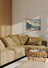 Quadro horizontal japonês com paisagem marítima, falésias e sol vermelho em estilo Japandi, com ambiente decorativo sereno. Disponível em kudeko.com
