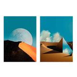 Set aus zwei Wandbildern mit orangefarbenen Dünen, spiegelnder Pyramide, türkisem Himmel, weißen Wolken, dunklem Hügel und großem Mond, im surrealen Natur- und Landschaftsstil. Erhältlich auf kudeko.com