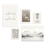Set aus Wandbildern im minimalistischen Stil in Beigetönen mit botanischen Illustrationen, Landschaften in Aquarelloptik und eleganter Typografie. Erhältlich auf kudeko.com