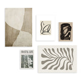 Set aus fünf Wandbildern mit Küstenkomposition in Sand, Creme, Taupe, Grau und Schwarz, mit abstrakten Formen, organischem Blatt, linearer botanischer Figur und fotografischem Motiv im Natur- und Landschaftsstil. Erhältlich auf kudeko.com