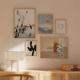 Conjunto de cinco cuadros con bambú negro, paisaje nevado azul, sol rojo, espiral suave, caligrafía abstracta y figuras con kimono en estilo ilustración. Disponible en kudeko.com