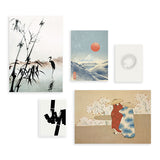 Conjunto de cinco cuadros con bambú negro, paisaje nevado azul, sol rojo, espiral suave, caligrafía abstracta y figuras con kimono en estilo ilustración. Disponible en kudeko.com
