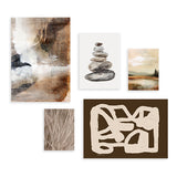 Conjunto de cinco cuadros con arte abstracto en tonos marrón, beige, negro y blanco, piedras apiladas, paisaje de lago, textura vegetal y formas orgánicas, de estilo abstracto. Disponible en kudeko.com
