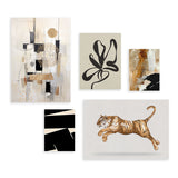 Set aus fünf Wandbildern mit springendem Tiger, abstrakter Komposition, botanischem Motiv, geometrischen Formen und Texturen in Schwarz, Beige, Weiß und Braun, im geometrischen Stil. Erhältlich auf kudeko.com
