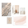 Conjunto de cuadros en tonos neutros y rosados con ilustraciones abstractas, fotografías minimalistas y texturas fluidas, disponible en kudeko.com.