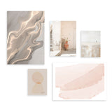 Conjunto de cuadros en tonos neutros y rosados con ilustraciones abstractas, fotografías minimalistas y texturas fluidas, disponible en kudeko.com.