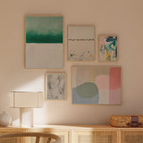 Conjunto de cinco cuadros abstractos en tonos pastel con marco negro, kudeko.com