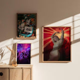 Conjunto de três quadros com figura clássica iluminada a vermelho, grupo a dançar entre luzes violeta e composição floral com gira-discos turquesa, num estilo vintage de ambiente noturno. Disponível em kudeko.com