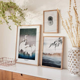 Ensemble de trois tableaux avec hérons blancs, paysage aquatique brumeux, formes organiques noires et grises, tons bleu gris doux et style nature et paysage. Disponible sur kudeko.com