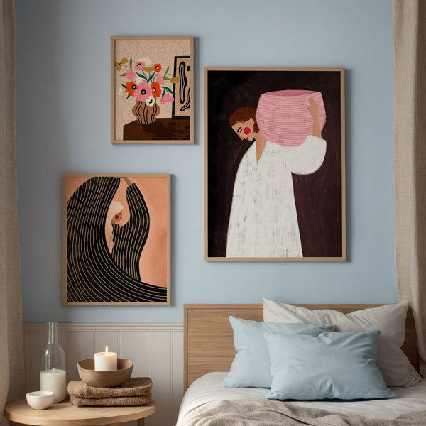 Set aus drei Wandbildern mit Frau mit schwarzem gewelltem Haar, Blumenstrauß in einer Vase, weiblicher Figur im weißen Kleid, in Altrosa, Schwarz, Terrakotta und Senfgelb, im Illustrationsstil. Erhältlich auf kudeko.com