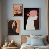 Conjunto de tres cuadros ilustrados coloridos con figuras femeninas y flores, kudeko.com