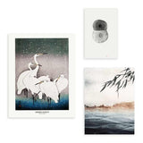 Ensemble de trois tableaux avec hérons blancs, paysage aquatique brumeux, formes organiques noires et grises, tons bleu gris doux et style nature et paysage. Disponible sur kudeko.com