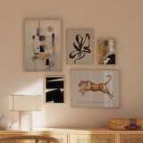 Set aus fünf Wandbildern mit springendem Tiger, abstrakter Komposition, botanischem Motiv, geometrischen Formen und Texturen in Schwarz, Beige, Weiß und Braun, im geometrischen Stil. Erhältlich auf kudeko.com