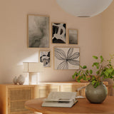 Set aus fünf Wandbildern mit fließenden abstrakten Formen, linearem Blatt, grafischen Gesten und sanften Texturen in Grau, Beige, Weiß und Schwarz, im zeitgenössischen abstrakten Stil. Erhältlich auf kudeko.com