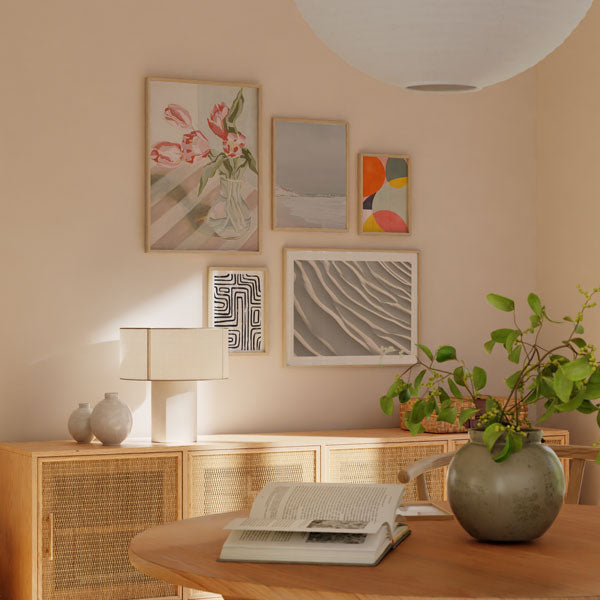 Ensemble de cinq tableaux avec tulipes roses dans un vase, paysage côtier aux tons doux, formes abstraites orange et rose, motif linéaire noir et blanc et relief beige, dans un style abstrait équilibré. Disponible sur kudeko.com