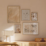 Conjunto de cuadros minimalistas en beige y dorado con ilustraciones abstractas, arte lineal y motivos florales, disponible en kudeko.com.