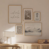 Set aus Wandbildern im minimalistischen Stil in Beigetönen mit botanischen Illustrationen, Aquarelllandschaften und eleganter Typografie. Erhältlich auf kudeko.com