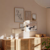 Conjunto de cuadros abstractos y minimalistas en tonos neutros con paisajes y tipografía, disponible en kudeko.com.