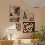 Conjunto de cinco cuadros con arte abstracto en tonos marrón, beige, negro y blanco, piedras apiladas, paisaje de lago, textura vegetal y formas orgánicas, de estilo abstracto. Disponible en kudeko.com