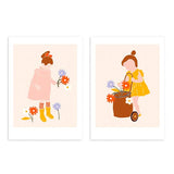 Set aus zwei Wandbildern mit Mädchen in sanfter Silhouette, Blumen, kleinem Wagen, Altrosa, Senfgelb, Orange und Flieder, in zartem Kinderstil gestaltet. Erhältlich auf kudeko.com
