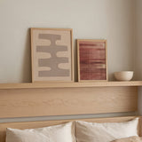 Cuadro geométrico beige con forma abstracta sobre fondo crema, kudeko.com