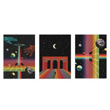 Ensemble de trois tableaux encadrés avec planètes, vaisseau spatial, lune croissante, arches géométriques et grilles arc-en-ciel sur fond noir, dans un style vintage futuriste. Disponible sur kudeko.com