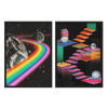 Conjunto de dos cuadros con escenas espaciales, arcoíris neón, planetas, escaleras flotantes, fondo negro estrellado y composición geométrica de estilo colorido. Disponible en kudeko.com
