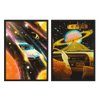 Conjunto de dois quadros com carro retro a percorrer uma estrada espacial entre planetas, estrelas, brilhos luminosos e um grande Saturno, em preto, amarelo, laranja, azul-turquesa e rosa, com estilo de ilustração cinematográfica. Disponível em kudeko.com